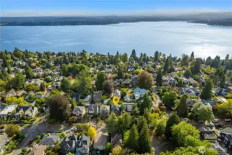 10 minute walk to Lake Washington parks
