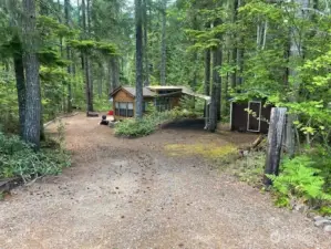 private get away - secluded with firepit, large deck and gazebo