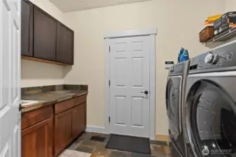 Laundry w/ utility sink