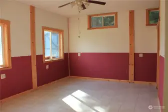 main floor bedroom w/walk in closet