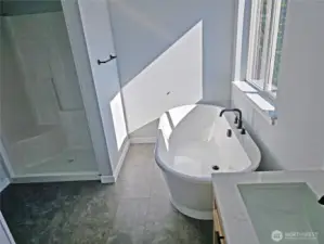 5 piece bath off of the primary bdrm suite