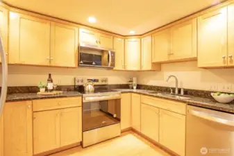 Updated Kitchen (Wood Cabinets, Granite Counters & New SS Appliances