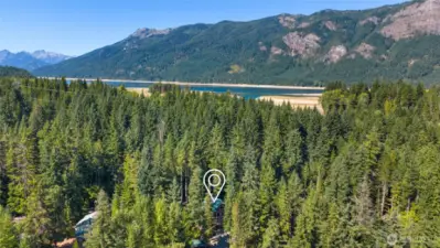 Your very own private trail that leads you to Lake Kachess.