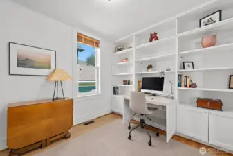 This guest room also features a very handy desk system which can be folded up into the bookshelf for more floor space in this versatile bedroom.
