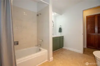 additional full bathroom with tub/shower combo