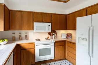 Warm wood tones and bright surfaces give the kitchen a calm, timeless feel suited to daily cooking and easy gatherings.