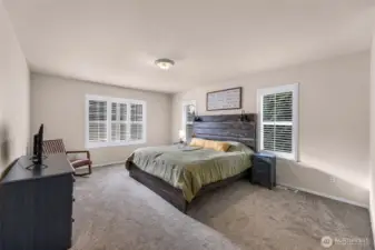 Upstairs primary bedroom w/ensuite bath & walk in closet
