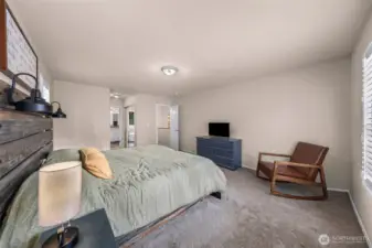 Upstairs primary bedroom w/ensuite bath & walk in closet
