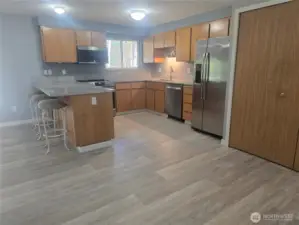 Kitchen and eating bar