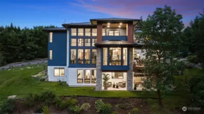 Horizontal lines, extensive bands of windows, and a flat hip roof with deep eaves mirror the vast, flat horizons of the American prairie, creating a connection to the landscape