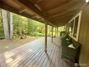 Newly painted deck, perfect for barbecuing!