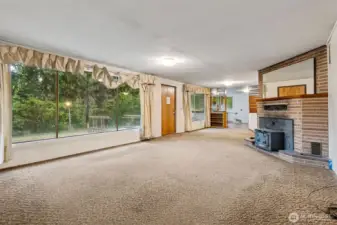Entrance to living room/kitchen with eating area
