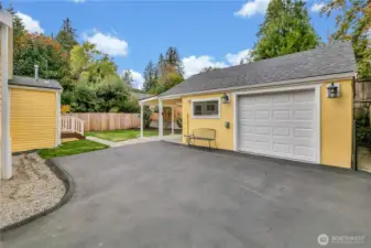 You just feel so secure in this hilltop landing, and it would be easy to connect the dots to add a bit of pet fencing.