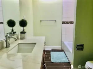 Main floor full bathroom