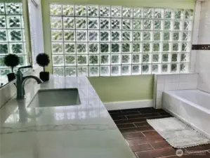 Upper floor full bathroom