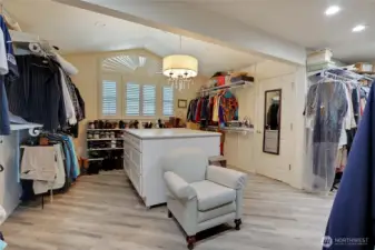 Huge primary master closed with Island and extra storage