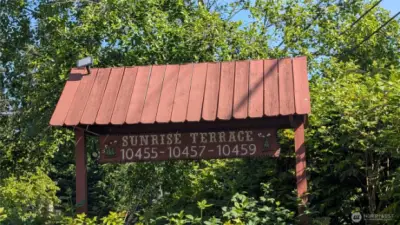 Complex Sign. Conveniently located near freeways , Rainier Golf & country club and the Museum of Flight.