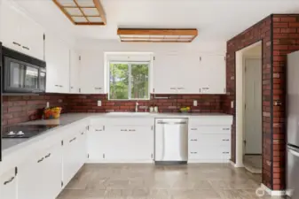 A great layout, you could probably add an island, too!