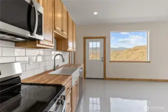 Kitchen / Living Area