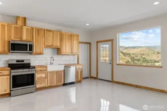 Kitchen / Living Area