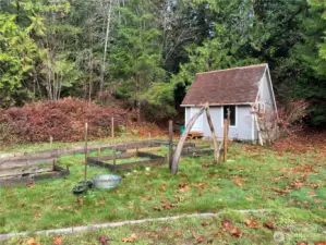 Artists Cottage w/garden beds in front
