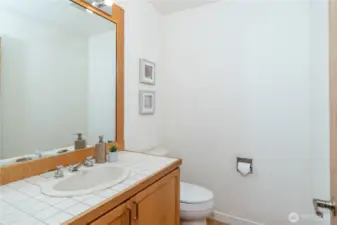 Main floor 1/2 bath