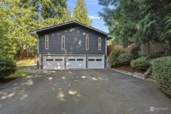 Easy to host gatherings with the additional driveway parking area. Also perfect for street hockey? Basketball? In-line skate rink?