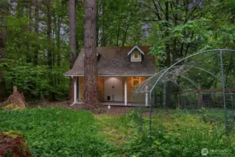 Matching outbuilding- used as a barn or could be upgraded to a studio/workshop