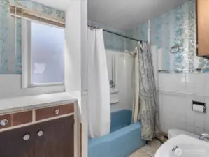 Another look at the full bathroom.