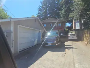 Dethatched garage for possible additional rooms