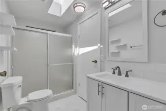 2nd bathroom (3/4)