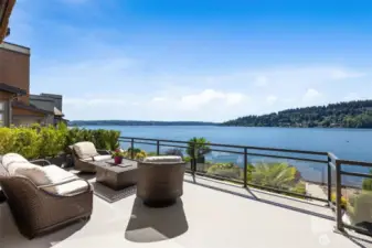 Lakeside living at its best!