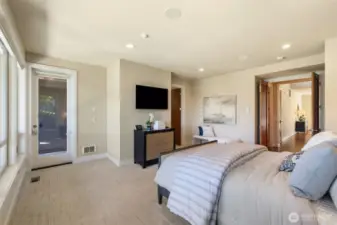 Mainfloor Primary suite