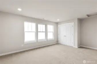 Bonus room or spacious 6th bedroom!