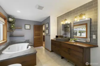 Main level full bath with jetted tub.