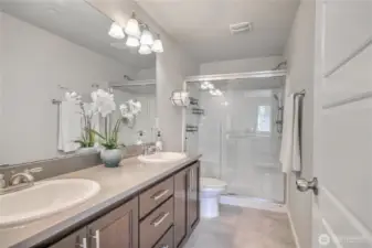Primary ensuite bath with double vanity and loads of storage