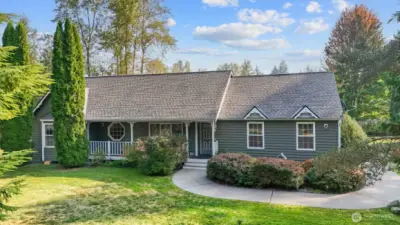 LOVLEY HOME ON A 4.5 ACRE LOT.