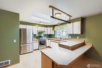 ATTRACTIVE KITCHEN WITH WELL DESIGNED MODERN LAYOUT.