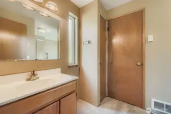 GOOD SIZED PRIMARY BED/BATHROOM SUITE, WALK-IN CLOSET.
