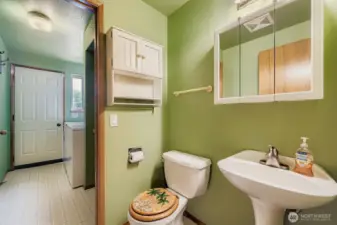 SMART HALF BATHROOM DOWNSTAIRS – PERFECT FOR FAMILY OR GUESTS.