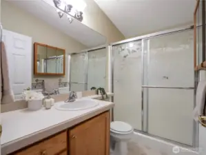The full bath in the hall way gives your guest everything they need.