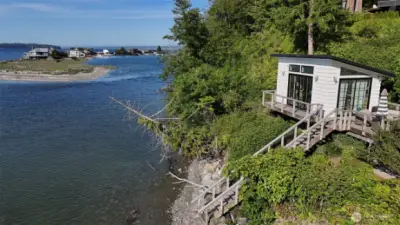 A Bainbridge Island Architectural Waterfront Masterpiece.?Introducing 9844 Northeast Lafayette Avenue—where thoughtfully designed interior spaces blend with the natural beauty of the Puget Sound.