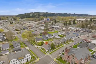 Living here is a commuters dream, minutes to the Sounder Station & HWY167.