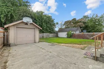 Nice, level fully-fenced yard.