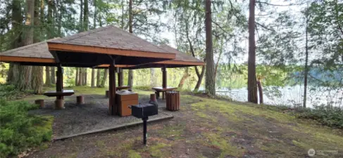 Picnic & BBQ area at Clear Lake.