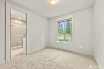 2nd Guest Bedroom w/ Continental Access to Full Bathroom