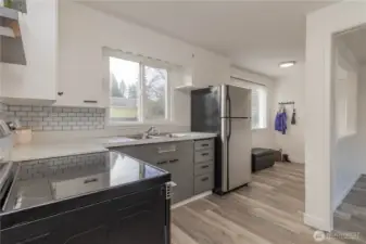 Look at that scalloped valance, showing off the country-style charm of the home!