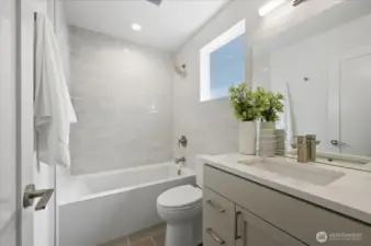 Guest bath with tub and shower combo