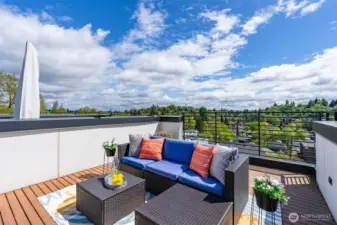 Stunning rooftop deck with mountain views when it's not cloudy!!!