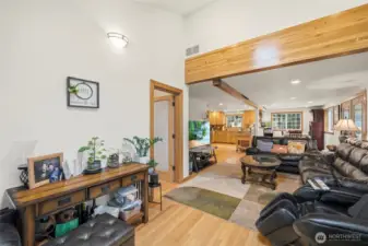 Free Flowing Living Room back into the Kitchen.
